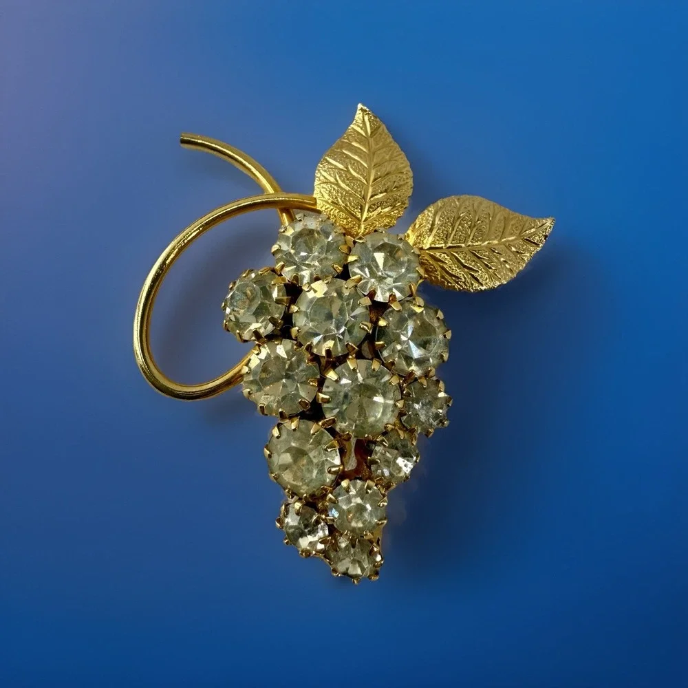 Vintage Grape Cluster Rhinestone Brooch Gold Tone Leaves EUC‎
